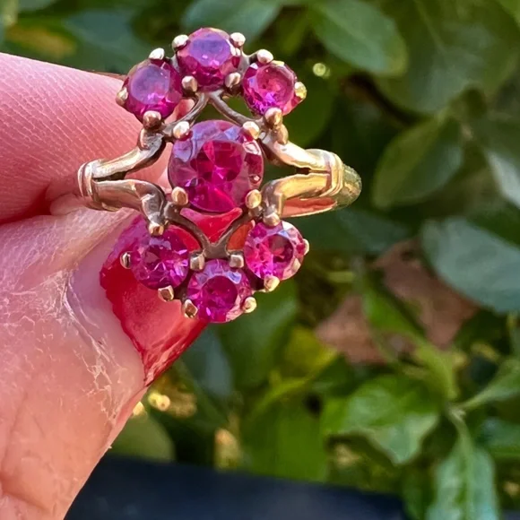 VINTAGE ART DECO SOLID 10K YELLOW GOLD SYNTHETIC RUBY CLUSTER COCKTAIL RING - Picture 13 of 16